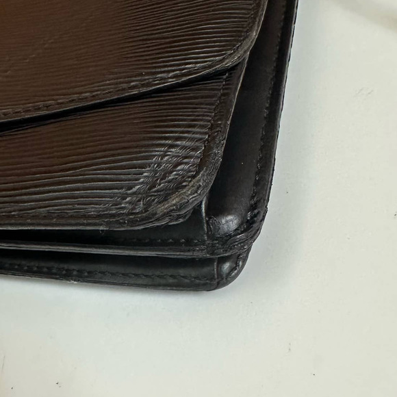 ✨Beautiful✨ Louis Vuitton Epi Leather Crossbody - Picture 6 of 11